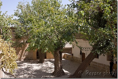 Cour du Temple yézidi de Lalesh